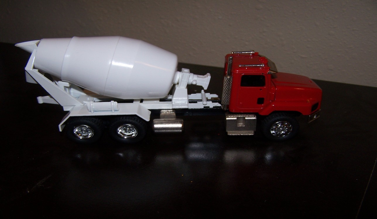 International Mixer truck Red/White International Mixer truck Red/White